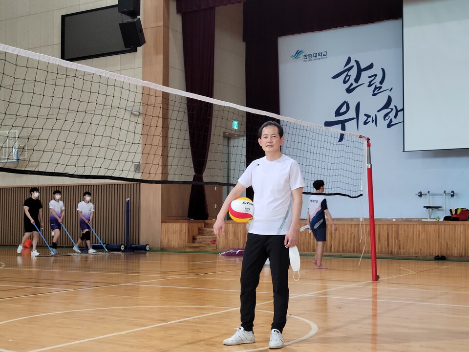 이상교 씨가 한림대 체육관에서 체육학과 실기 수업에 참여하고 있는 모습. (사진= 조아서 기자)