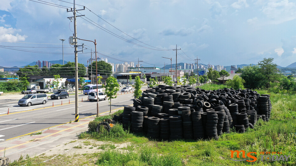 춘천시 근화동 소양로 도로변에 폐타이어가 무더기로 쌓여있다. (사진=박지영 기자)