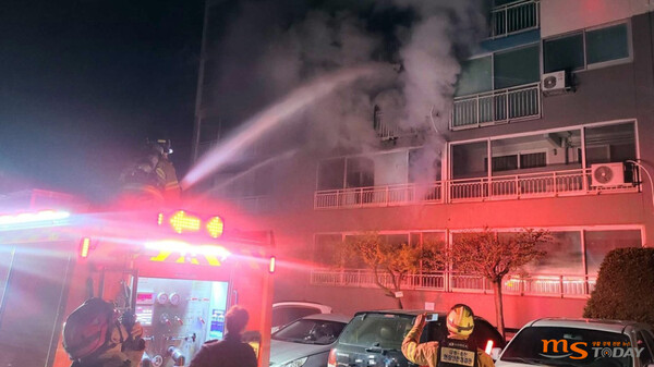 지난 4월 11일 새벽 춘천의 한 아파트에서 화재가 발생했으나 소방차전용구역이 확보되어 있어 소방대 출동 30분만에 진압됐다. (사진=강원소방본부 제공)