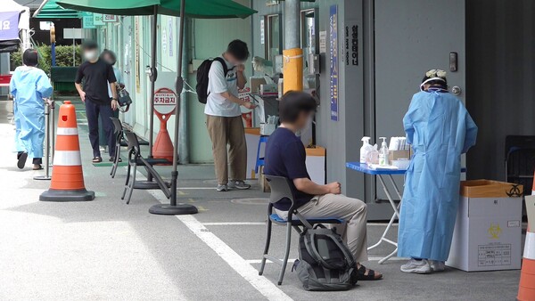 시민들이 춘천시보건소 선별진료소에서 코로나19 검사를 받고 있다. (사진=MS투데이 DB)