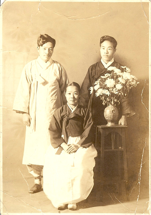 1908년 춘천 실레마을에서 태어난 김유정(사진 왼쪽) 선생은 1930대 근대 한국 문학을 대표하는 작가다. (사진=김유정기념사업회)