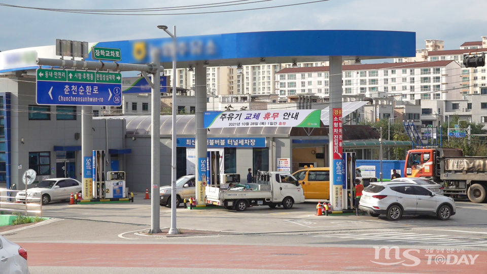 ℓ당 1698원에 휘발유를 판매 중인 춘천의 한 주유소에 차량이 몰려있다. (사진=박지영 기자) 