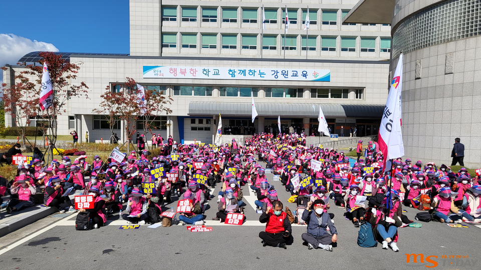 이날 집회에는 주최측 추산 1000여명의 학교 비정규직 노동자들이 참여했다.(사진=남주현 기자)