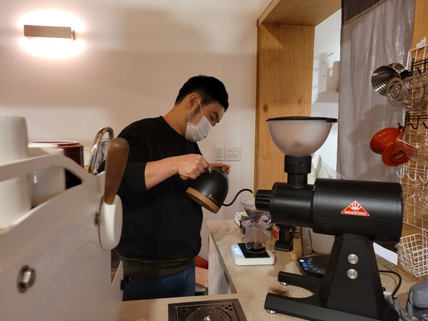 드립 커피를 내리는 이두성 대표. (사진=조아서 기자)
