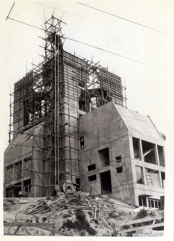1972년 중앙감리교회 건물이 지어질 당시 공사 모습. (사진=춘천연극제 사무국)