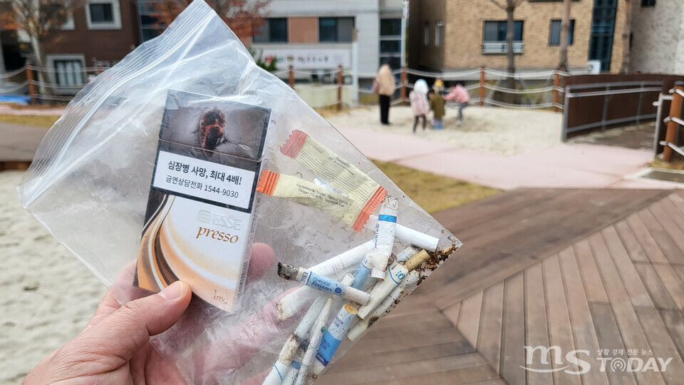 놀이터 곳곳에서는 버려진 담배 꽁초를 쉽게 발견할 수 있다. (사진=남주현 기자)