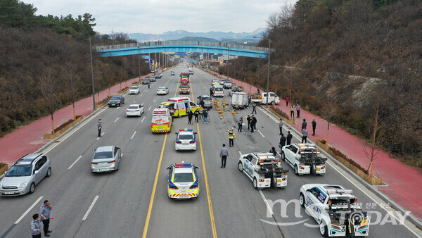24일 춘천시 동면 만천리 도로에서 트럭 간 추돌이 발생했다. 이 사고로 작업자 3명이 숨지고 운전자 1명이 크게 다쳤다. (사진=이정욱 기자)