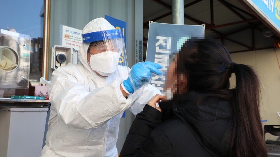 한 시민이 코로나19 검사를 받고 있다. (사진=박지영 기자)