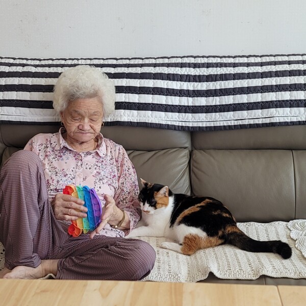 ‘2021 강원반려동물 사진·영상 공모전’에 입선한 서예솔씨의 ‘할머니와 둥이’. (사진= 예술공공)