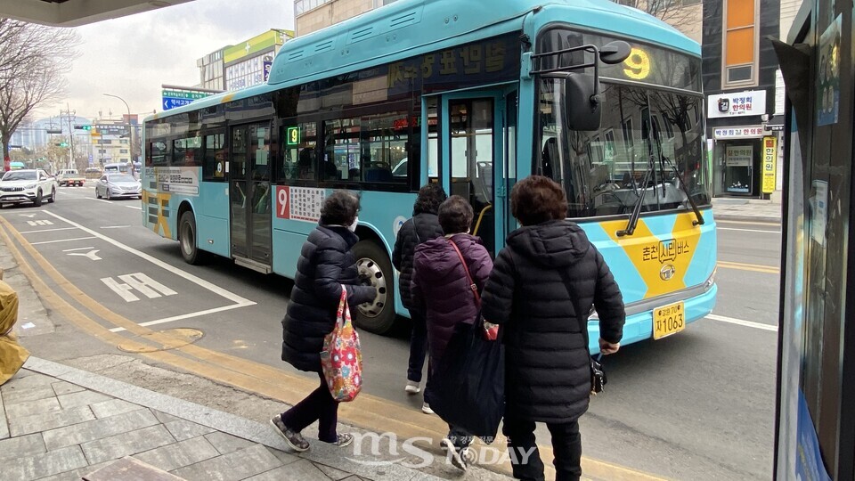 춘천시민들이 중앙시장 버스환승센터에서 버스를 타고 있다. (사진=신초롱 기자)