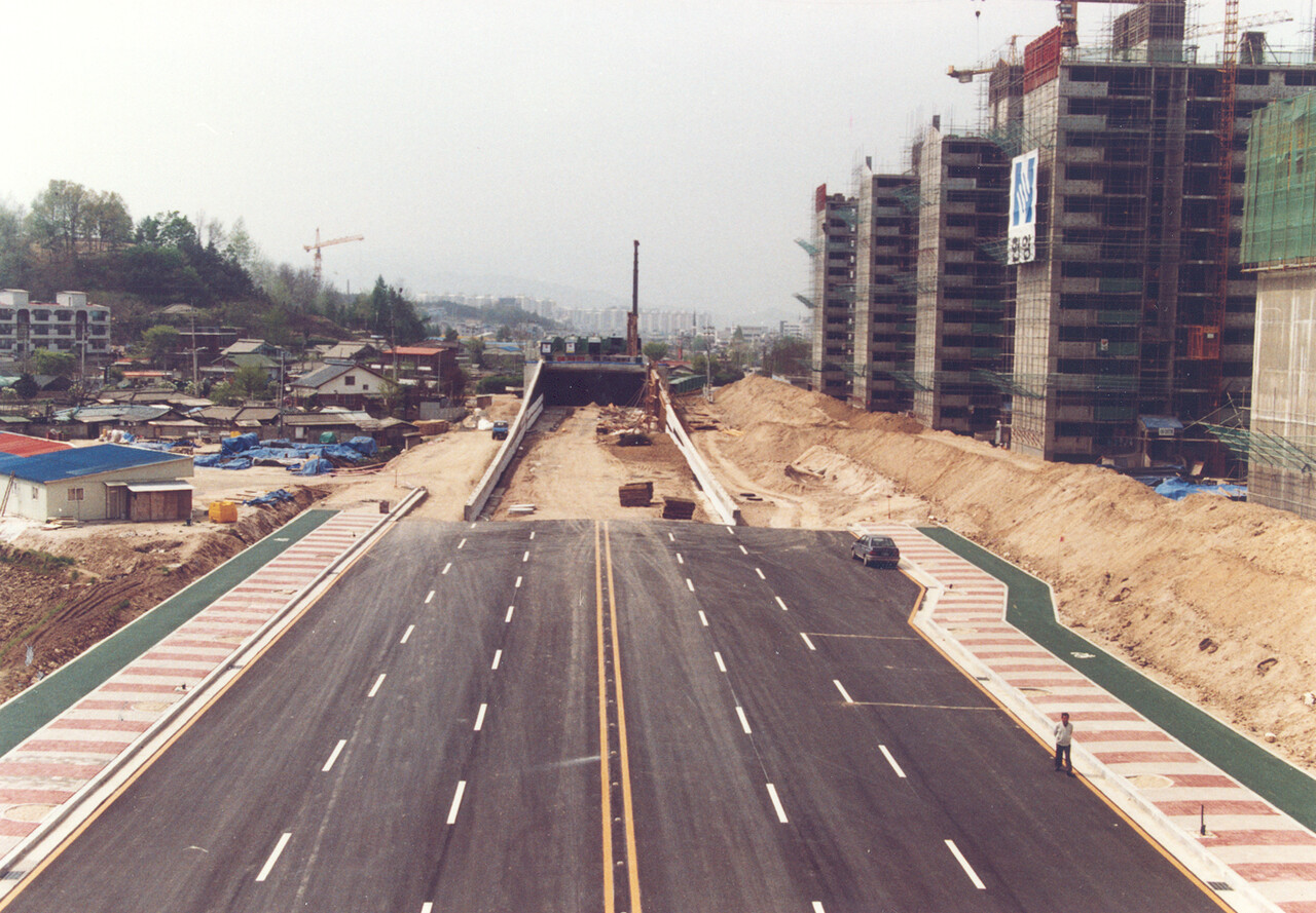 1990년대 후반 춘천 퇴계3지구 택지개발사업으로 퇴계주공 2단지(오른쪽)가 건설될 당시 모습. (사진=춘천시청, 춘천문화원)