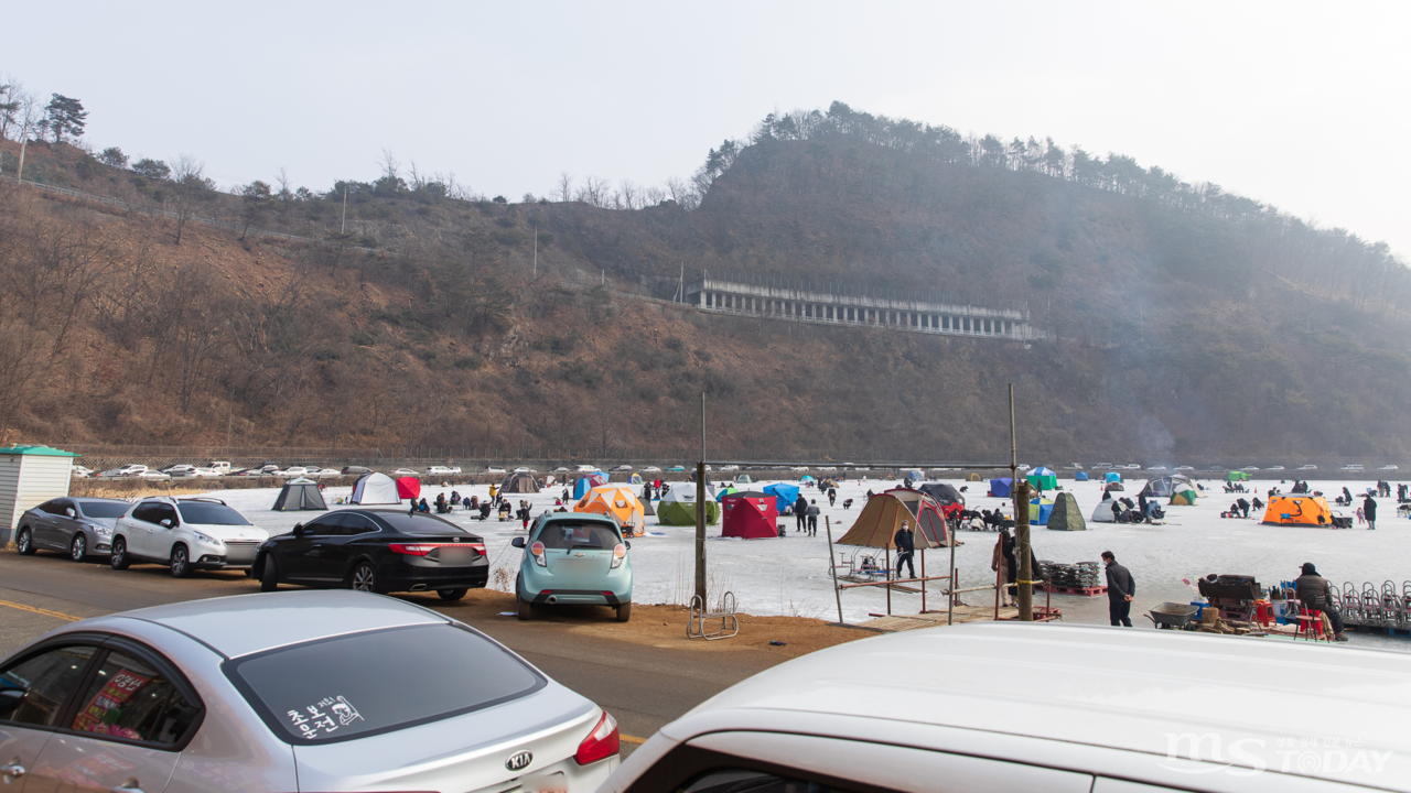 9일 춘천 오월리 낚시터에 많은 인파가 몰리자 주변도로가 주차장을 방불케 한다. (사진=이정욱 기자)