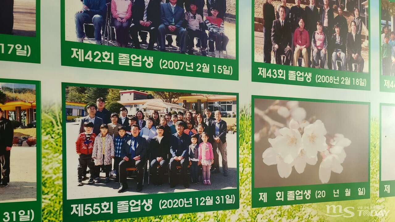 지난 10일 춘천 북산면 추곡초등학교 입구에 걸린 역대 졸업 기념 사진들 중 올해 사진이 공란으로 남아 있다. (사진=김범진 기자)
