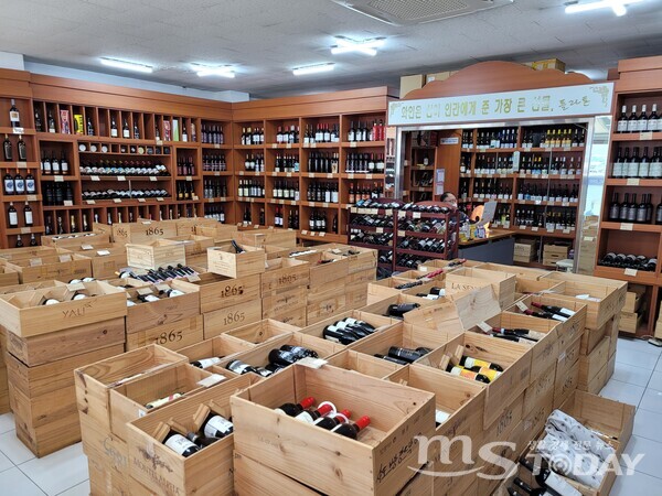 춘천의 와인숍 ‘와인 아울렛 플라톤’의 가게 내부. (사진=조아서 기자)