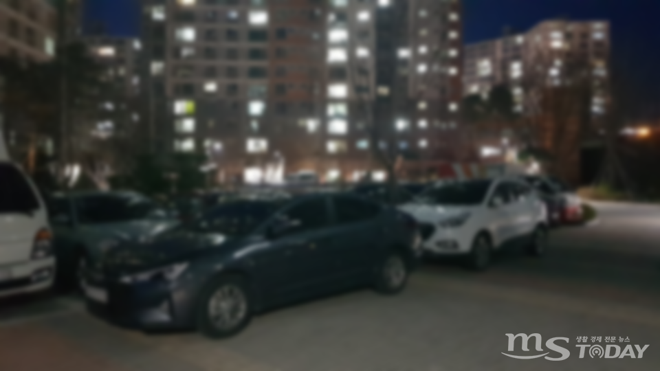춘천지역 대부붕의 아파트 옥외 주차장에서는 이면 주차한 차량을 쉽게 찾아볼 수 있다. (사진=MS투데이 DB)