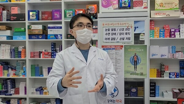 퇴계동 '매일 여는 약국' 김남곤 약사가 의약품과 건강기능식품 비타민제의 차이에 대해 설명하고 있다.(사진=박준용 인턴 기자)