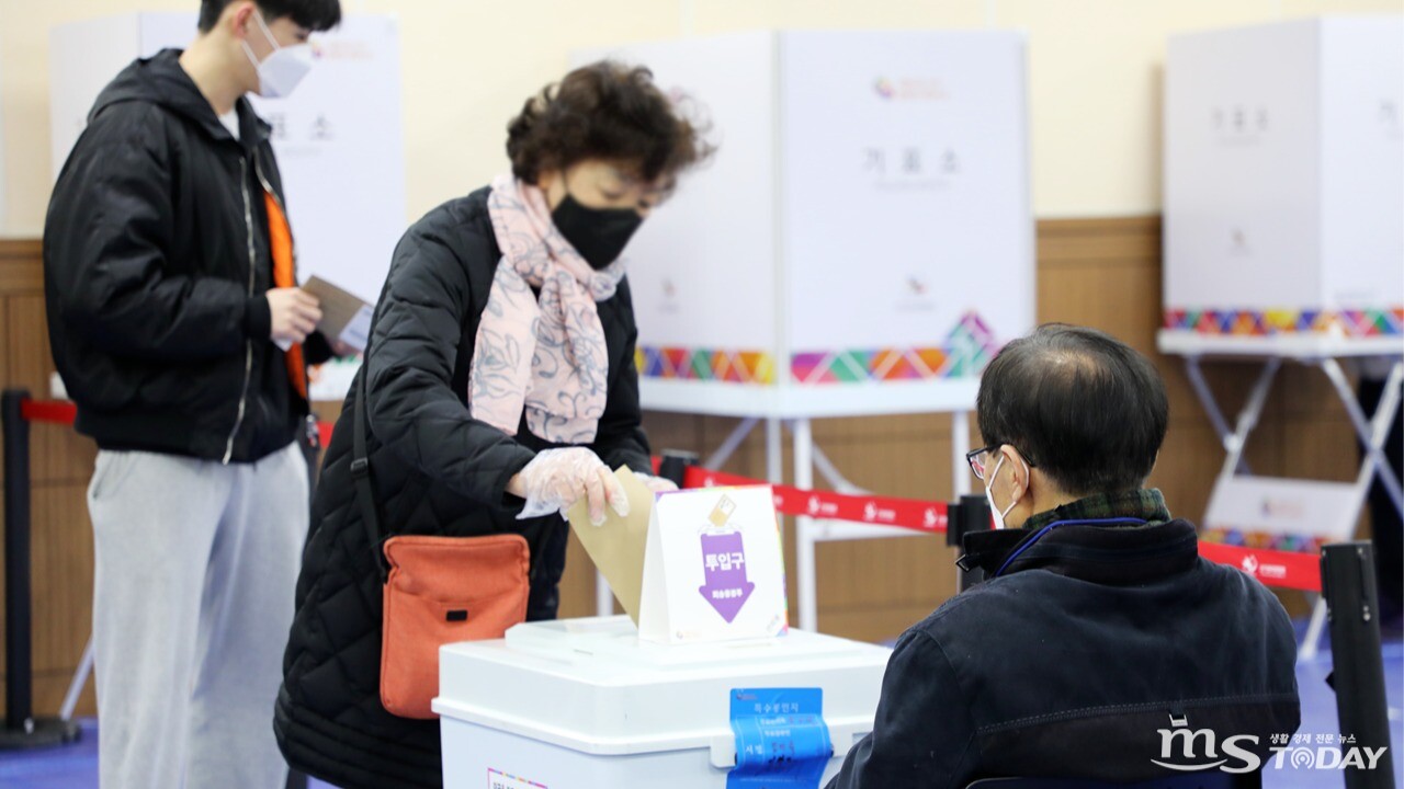 20대 대통령선거 사전투표 첫날인 지난 4일 사전투표를 마친 한 시민이 투표함에 투표용지를 넣고 있다. (사진=박지영 기자)