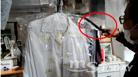이문학 한국세탁업중앙회강원도지회 춘천시지부장이 옷을 씌운 비닐 커버의 모서리를 가위로 잘라내고 있다.(사진=박준용 인턴 기자)