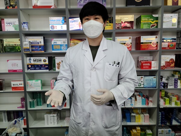 춘천 '남춘천대형약국'에서 김민겸 약사가 의약품의 사용기한에 대해 설명하고 있다.(사진=박준용 기자)