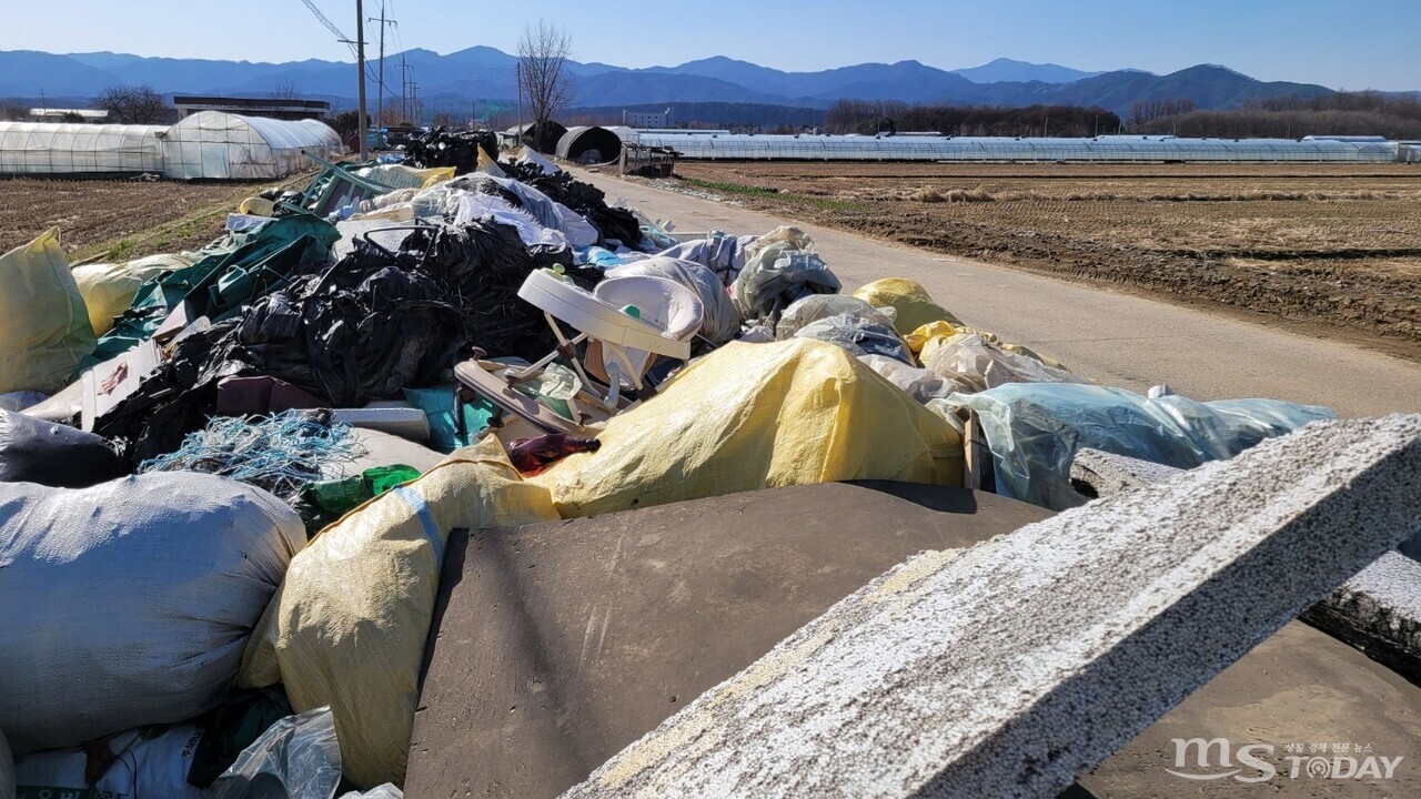 춘천 우두동 외곽의 농경지 도로에 쓰레기가 쌓여 있다. (사진=배상철 기자)