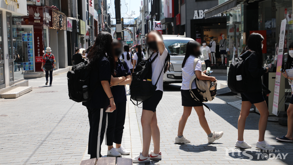 춘천의 사회적거리두기가 하향된 지난 7월 춘천의 최대 번화가인 명동이 평일임에도 불구하고 젊은층들로 북적이고 있다. (사진=박지영 기자)