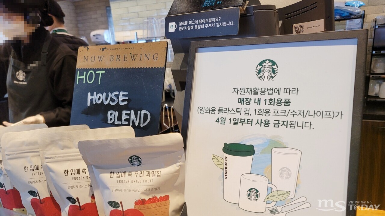 식품접객업 매장 내 일회용품 사용이 금지된 첫날일 1일 춘천의 한 커피 프랜차이즈 매장에 '일회용품 사용이 금지된다'는 안내문이 게시돼 있다. (사진=배상철 기자)