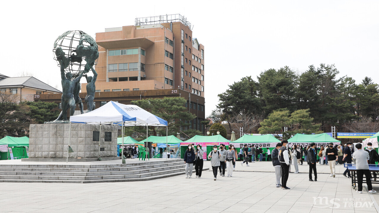 강원대학교 춘천캠퍼스는 코로나19 방역수칙이 완화로 6일부터 봄꽃행사 '푸를 청 靑, 봄 춘 春'를 개최했다.