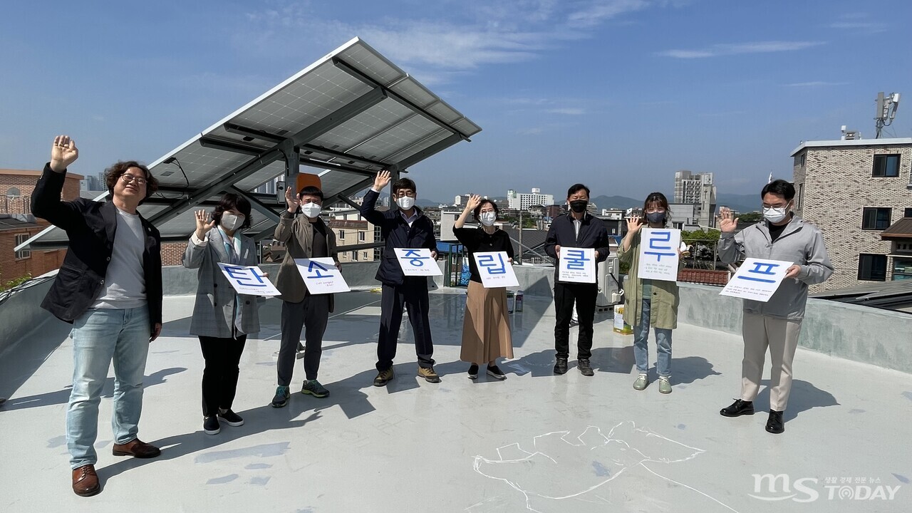 춘천지속가능발전협의회는 지난 6일 건물 옥상에 차열 페인트 시공 후 온실가스 감축에 도움을 주는 '쿨 루프 캠페인'을 제안했다. (사진=권소담 기자) 
