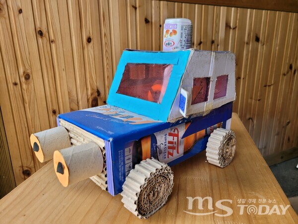 이상근 작가가 버려진 상자로 만든 모형자동차. (사진=조아서 기자)