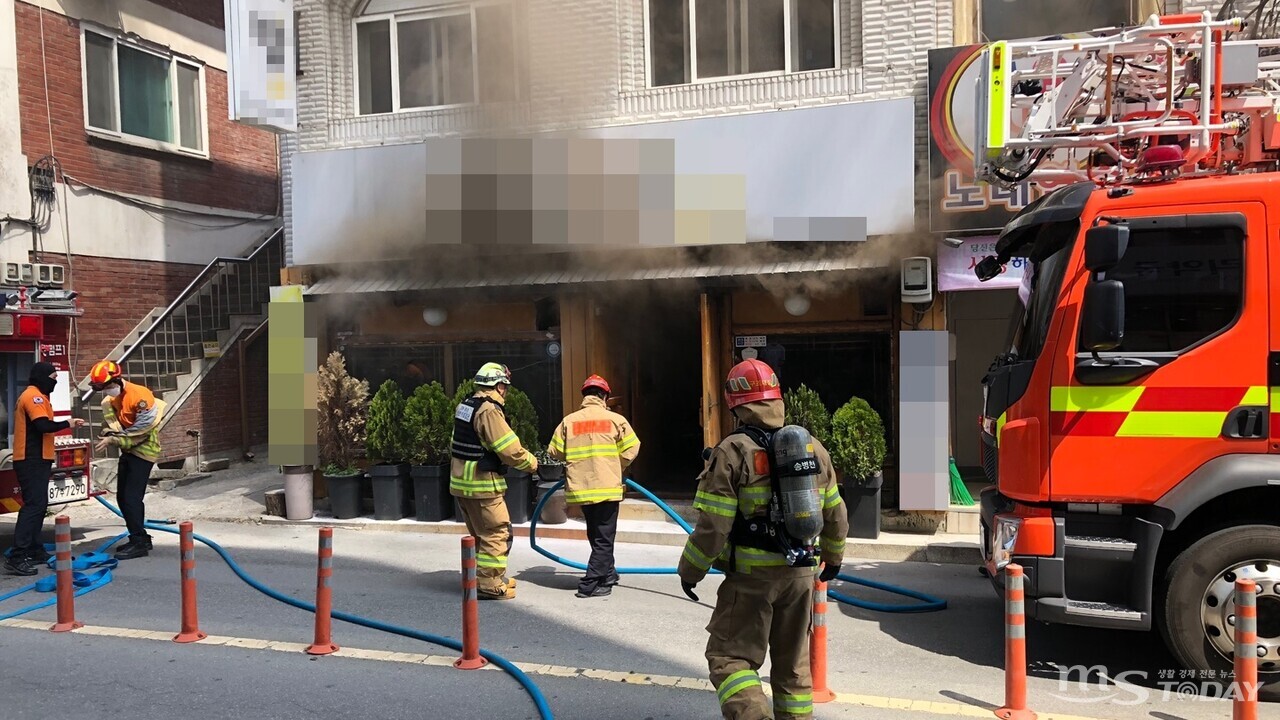 17일 오전 10시 35분쯤 춘천의 한 식당에서 불이 나 신고를 받고 출동한 소방대원이 화재를 진압하고 있다. (사진=독자 제공)