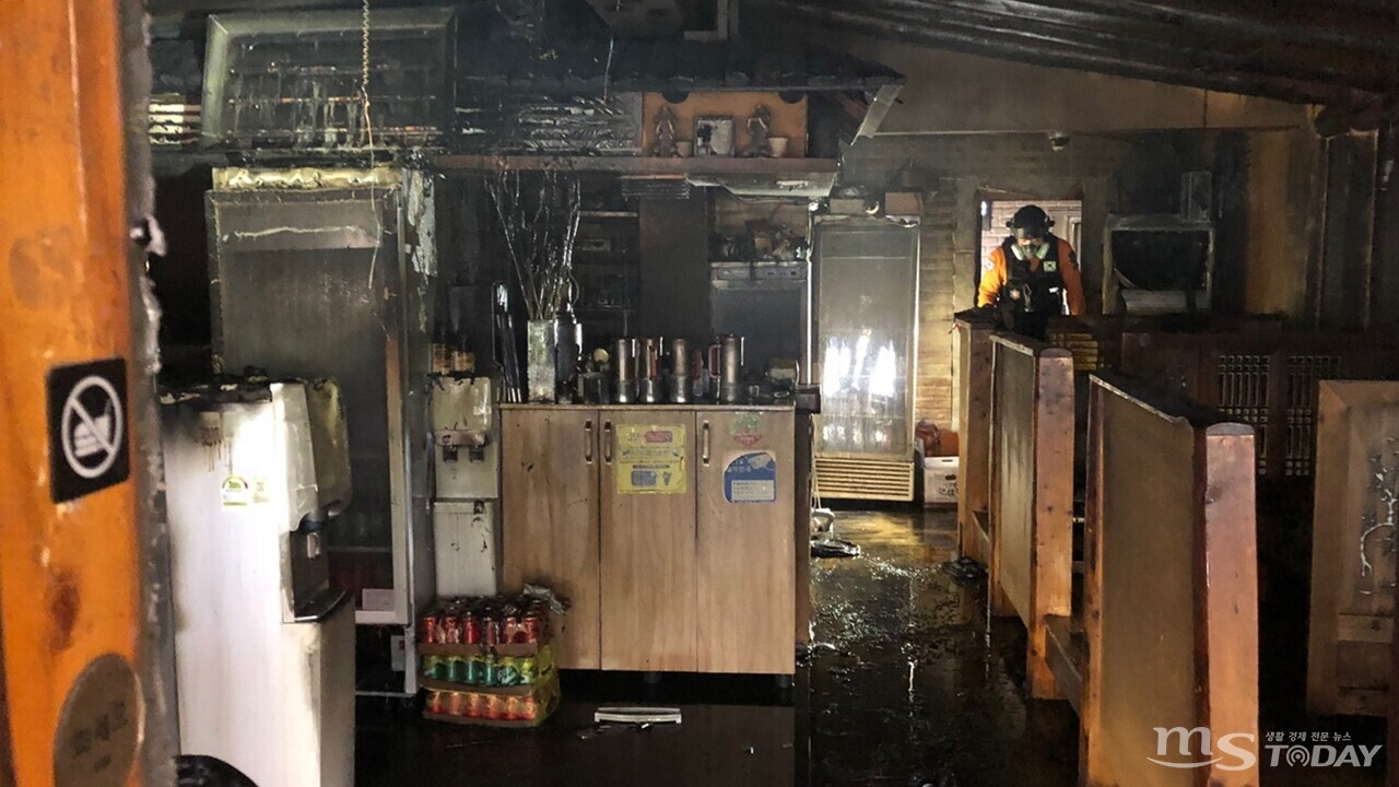 17일 오전 10시 35분쯤 춘천 후평동의 한 식당에서 불이 났다. 화재로 식당 내부가 불에 타 소방서 추산 2000만원 상당의 재산피해가 났다. (사진=독자 제공)