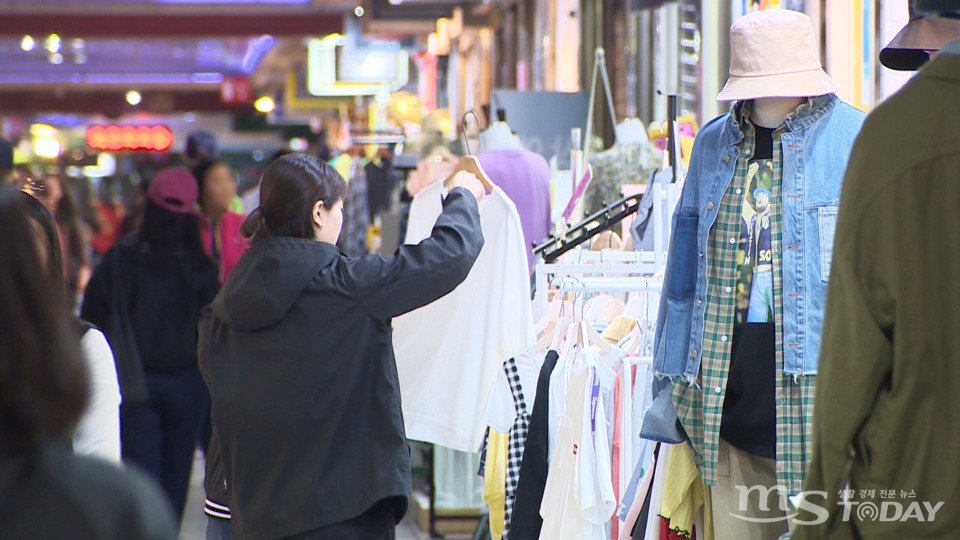 춘천 명동 지하상가의 한 옷가게에서 시민이 옷을 고르고 있다. (사진=MS투데이 DB))