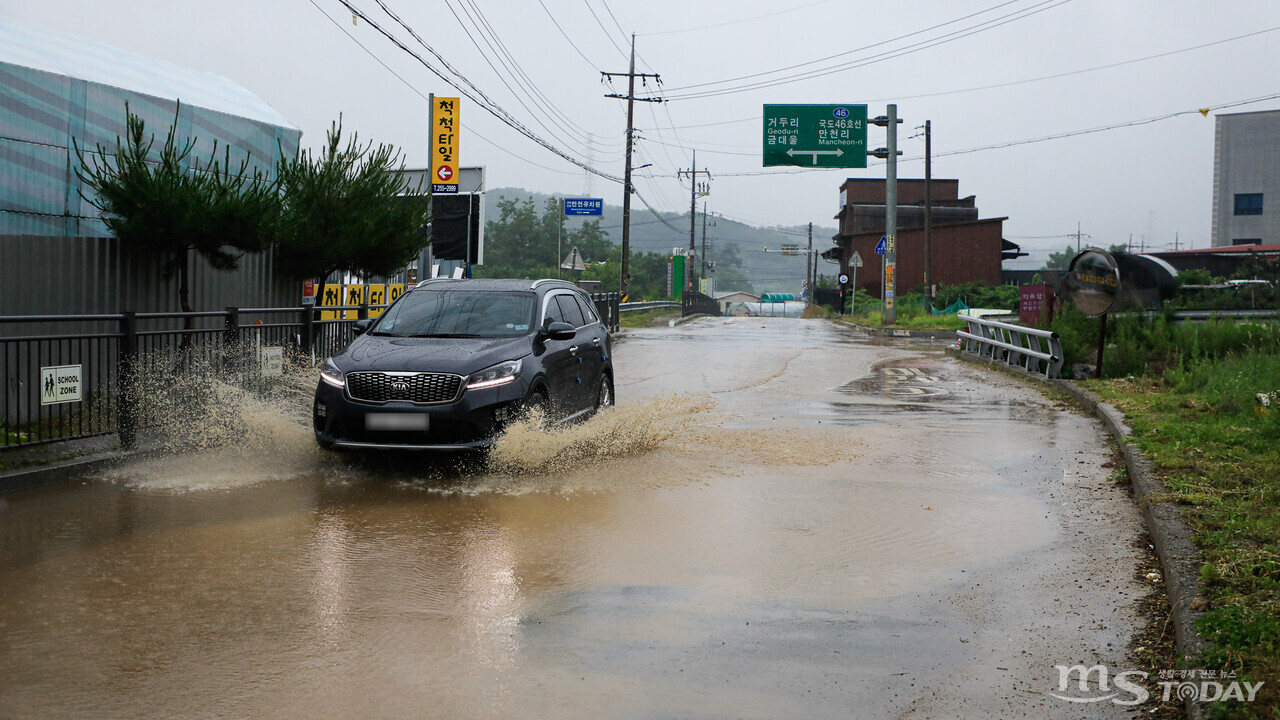 많은 양의 비가 내린 23일 춘천시 동면 만천리의 한 도로가 물에 잠긴 모습이다.