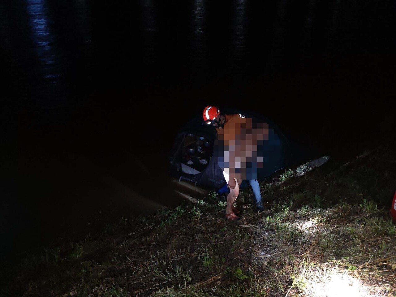 24일 폭우로 홍천군 홍천읍 희망리 홍천강변에서 강물이 불어 위험에 처한 야영객이 119대원들에 의해 구조되고 있다. (사진=강원소방본부 제공)