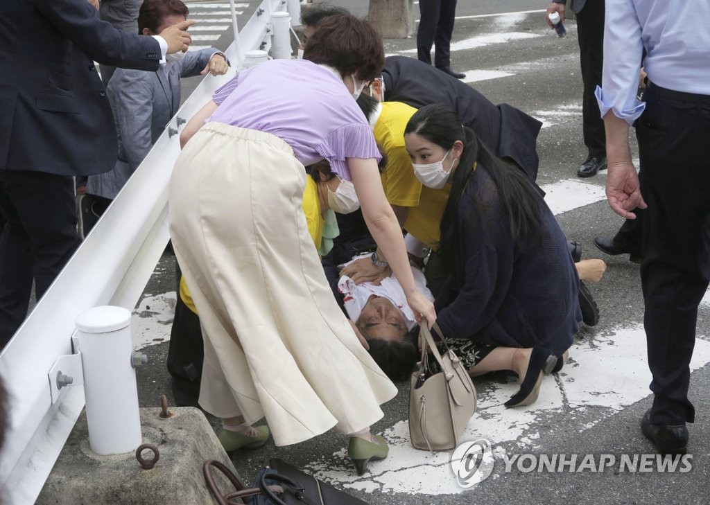 아베 신조 전 일본 총리가 8일 오전 일본 나라현 나라시 소재 인근 노상에서 총격을 받고 쓰러져 있다. (사진=연합뉴스)