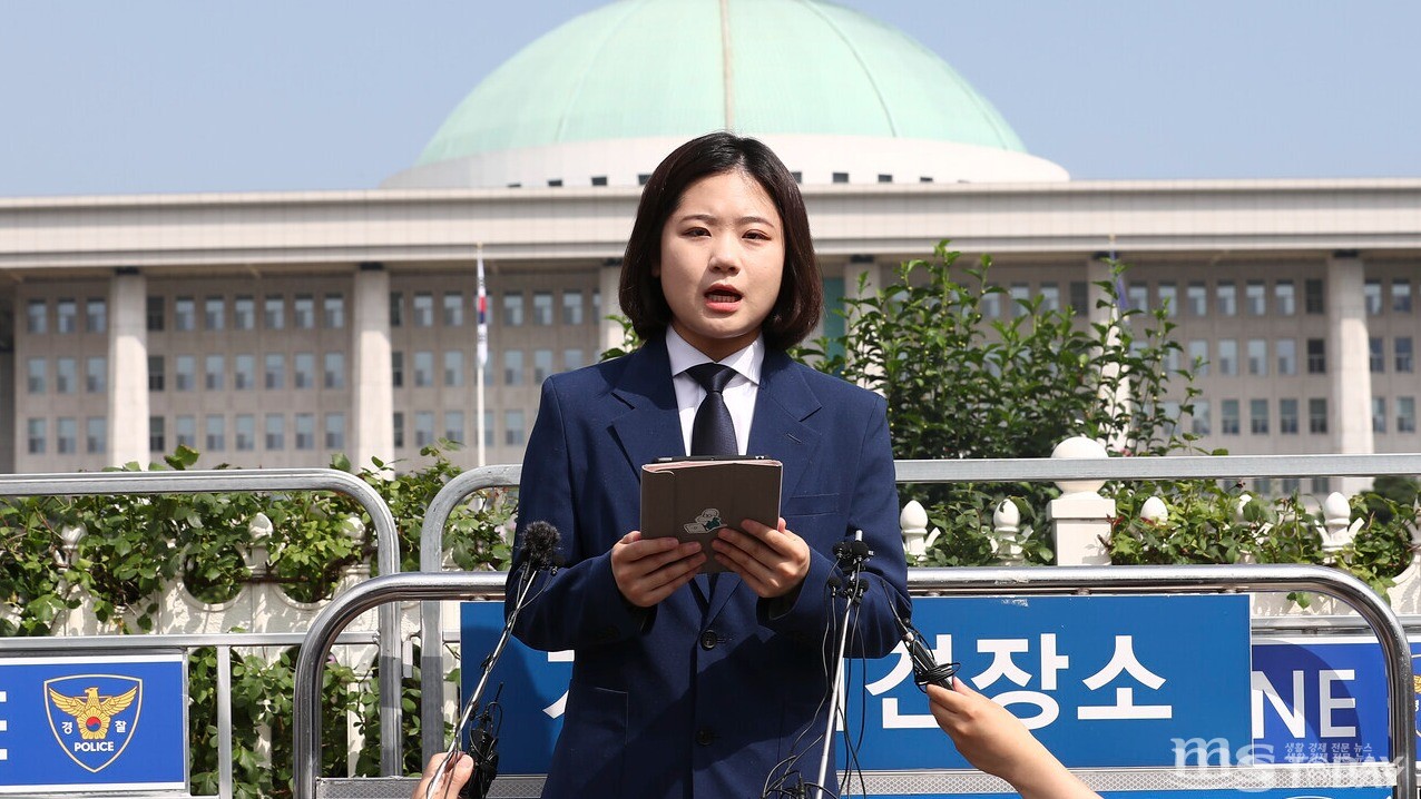 박지현 전 더불어민주당 공동비상대책위원장이 15일 오전 국회 정문 앞에서 당 대표 출마 선언을 했다. (사진=연합뉴스)