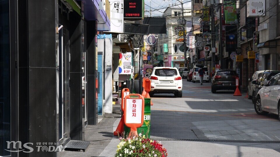 25일 오후 춘천 대학가 인근 거리의 모습. 지나가는 사람이 드물 정도로 한산하다. (사진=진광찬 인턴기자)