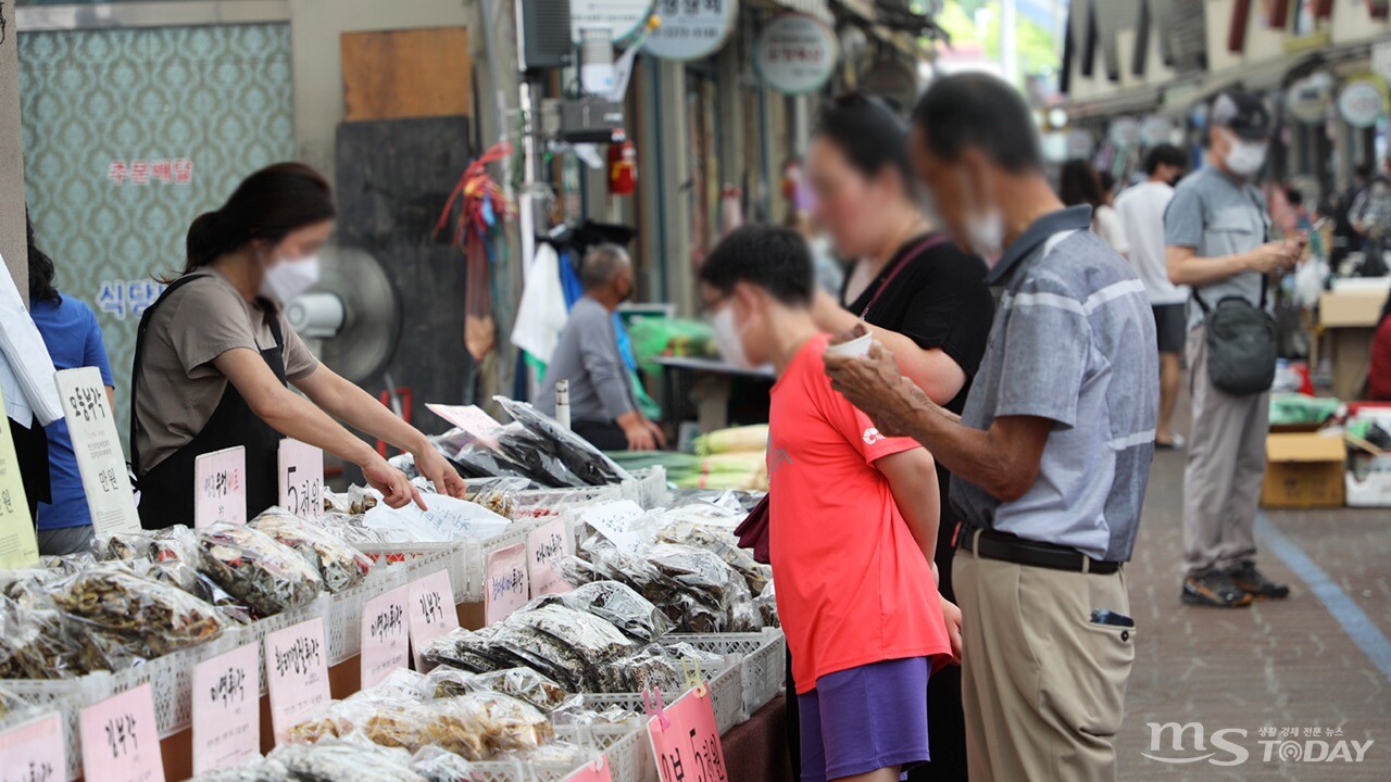 강원지역 물가가 23년 8개월 만에 가장 크게 오른 가운데 2일 열린 춘천풍물시장 오일장에서 춘천 시민들이 식료품을 구매하고 있다. (사진=박지영 기자)