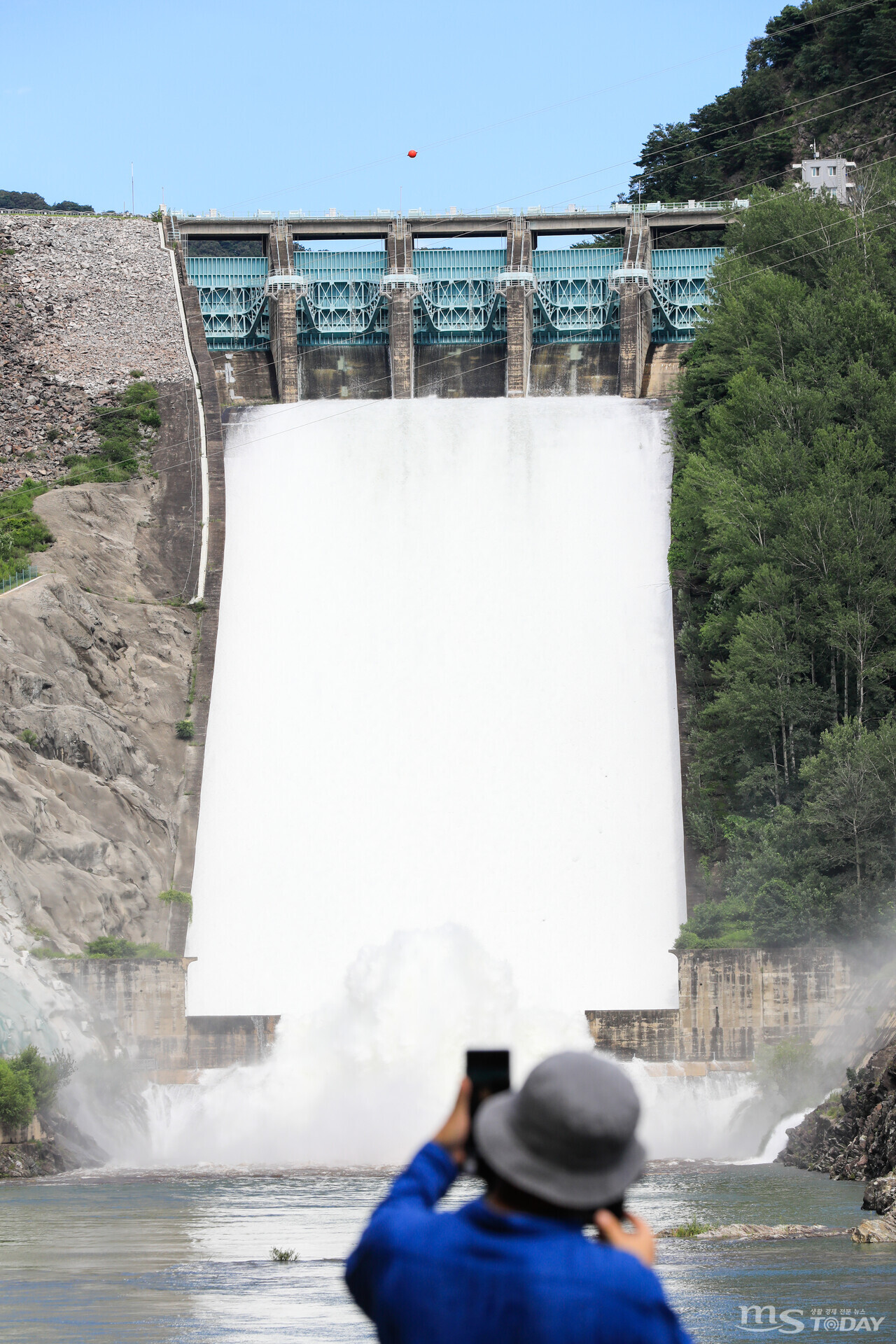 한국수자원공사는 소양강댐의 수문 5개를 1.2m 높이까지 열었다. 유입량에 따라 최대 2500t 이내로 방류할 예정이다. (사진=이정욱 기자)