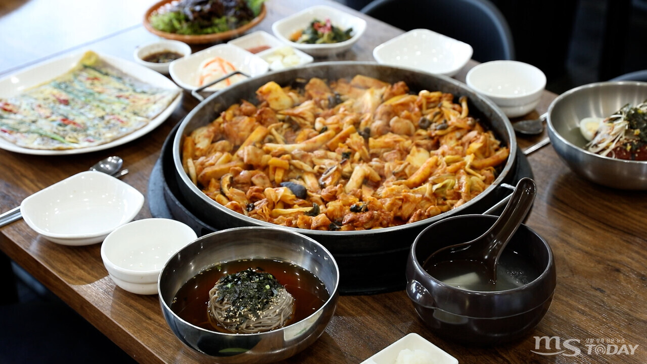 춘천을 대표하는 음식인 닭갈비와 막국수. (사진=MS투데이 DB)
