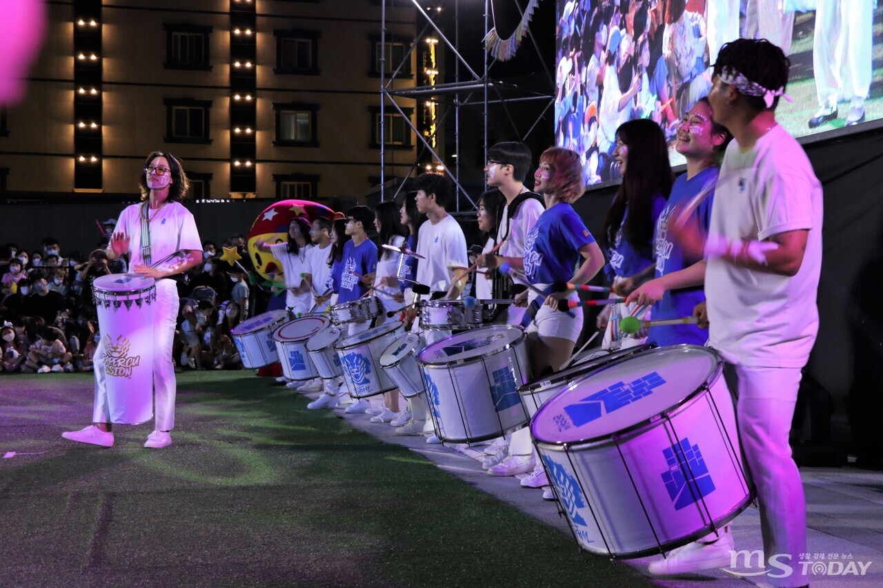 지난 28일 오후 춘천시청 광장에서 라퍼커션이 타악기 무대로 축제 무대를 장식하고 있다. (사진=오현경 인턴기자)