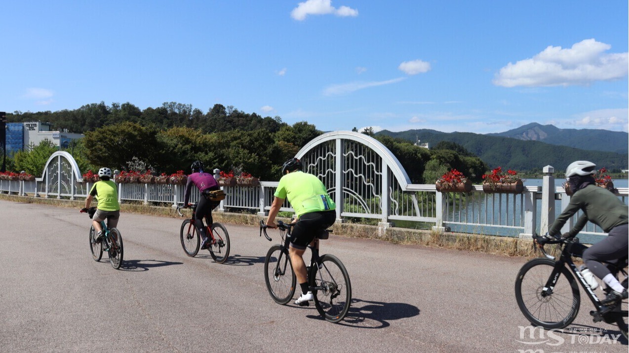 자전거 등 여가생활을 보장하는 '미니보험'이 등장한 가운데 춘천 공지천 부근에서 시민들이 자전거를 타고 있다. (사진=최민준 인턴기자)