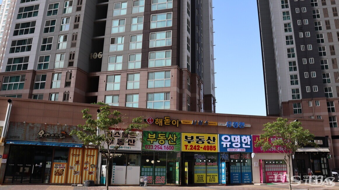 부동산 가격 하락과 거래 감소가 계속되는 가운데 춘천 온의동 신축 아파트 앞 부동산들의 문이 모두 열려있다. (사진=최민준 인턴기자)