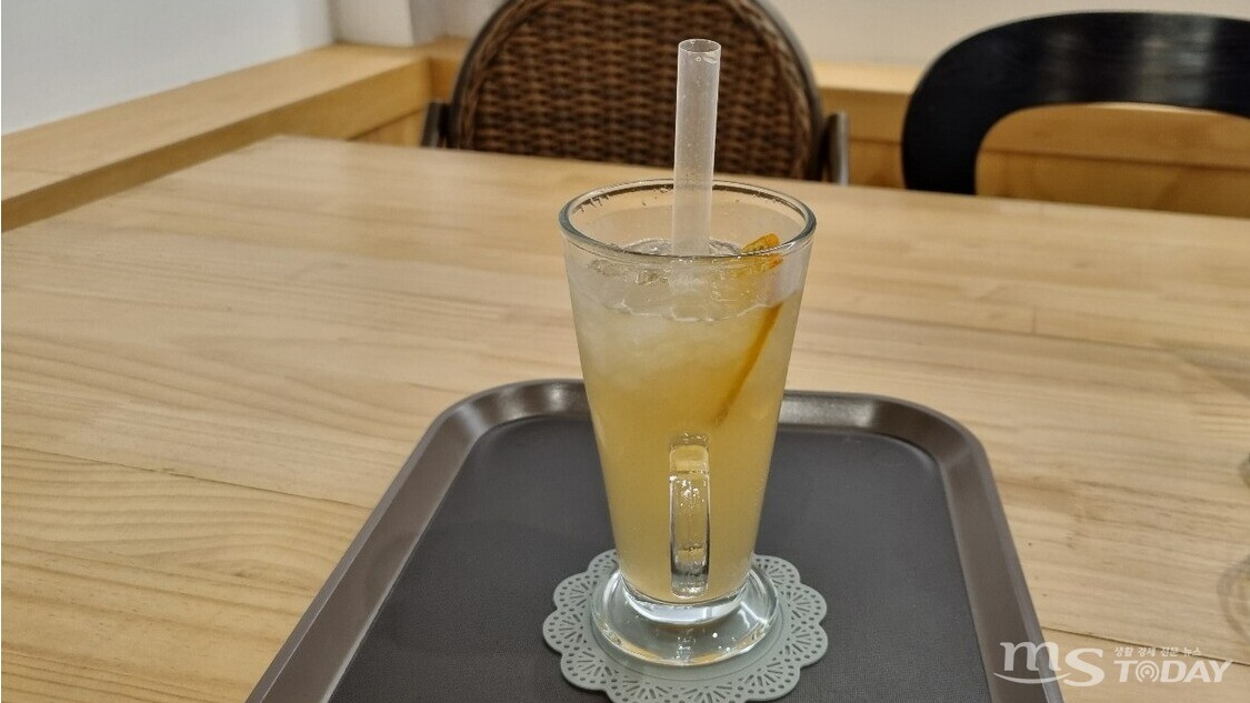 12일 춘천 동면의 한 카페. 음료 구매 시 플라스틱 빨대를 제공하고 있다. (사진=이현지 인턴기자)