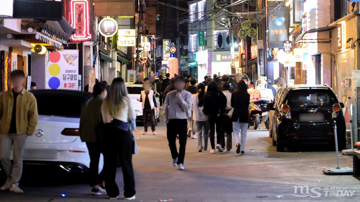 평일 저녁시간 강원대학교 후문 상권이 젊은 행인들로 붐비고 있다. (사진=MS투데이 DB)