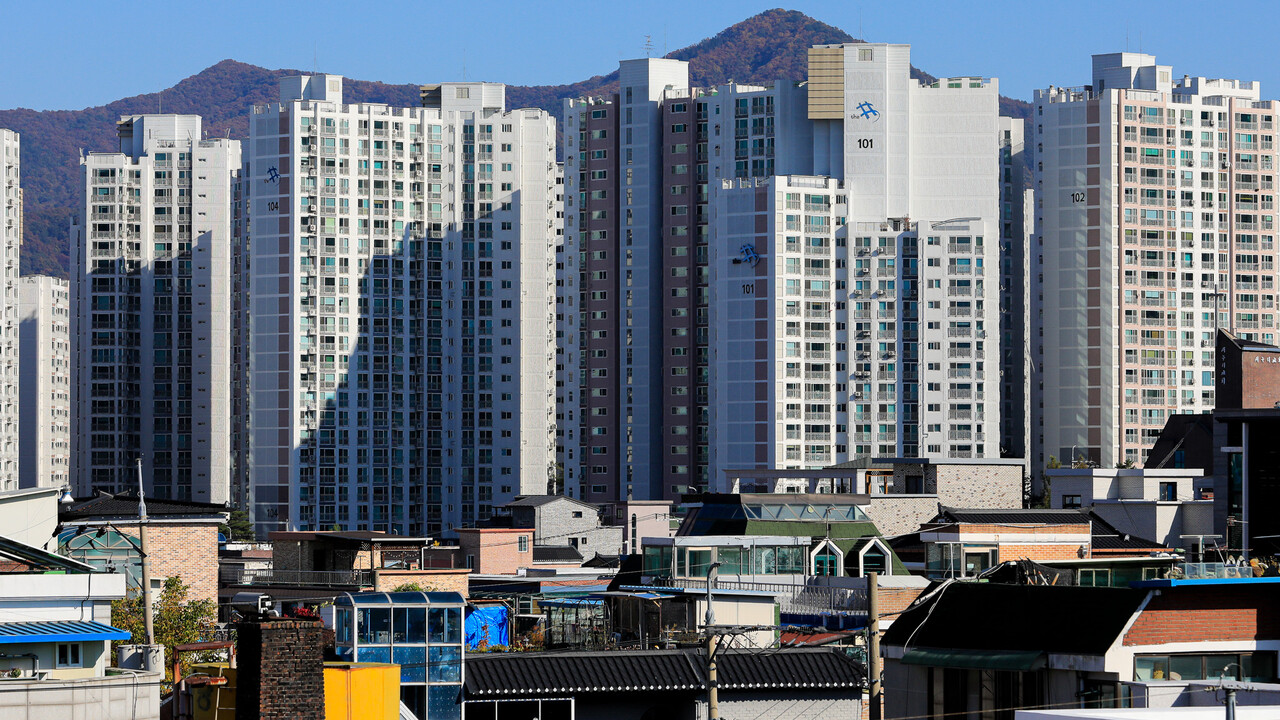 수도권 아파트 가격이 폭락하고 있는 가운데 춘천 아파트 가격은 입주 물량, 기존 가격 등의 차이로 비교적 소폭 하락한 것으로 나타났다. (사진=이정욱 기자)