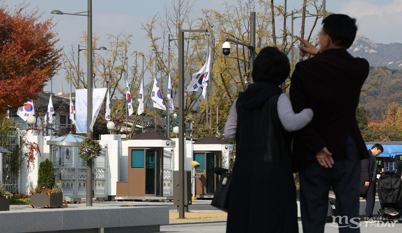 정부가 11월 5일까지를 국가애도기간으로 정한 가운데 30일 오후 서울 종로구 광화문 정부서울청사에 조기가 게양돼 있다. (사진=연합뉴스)