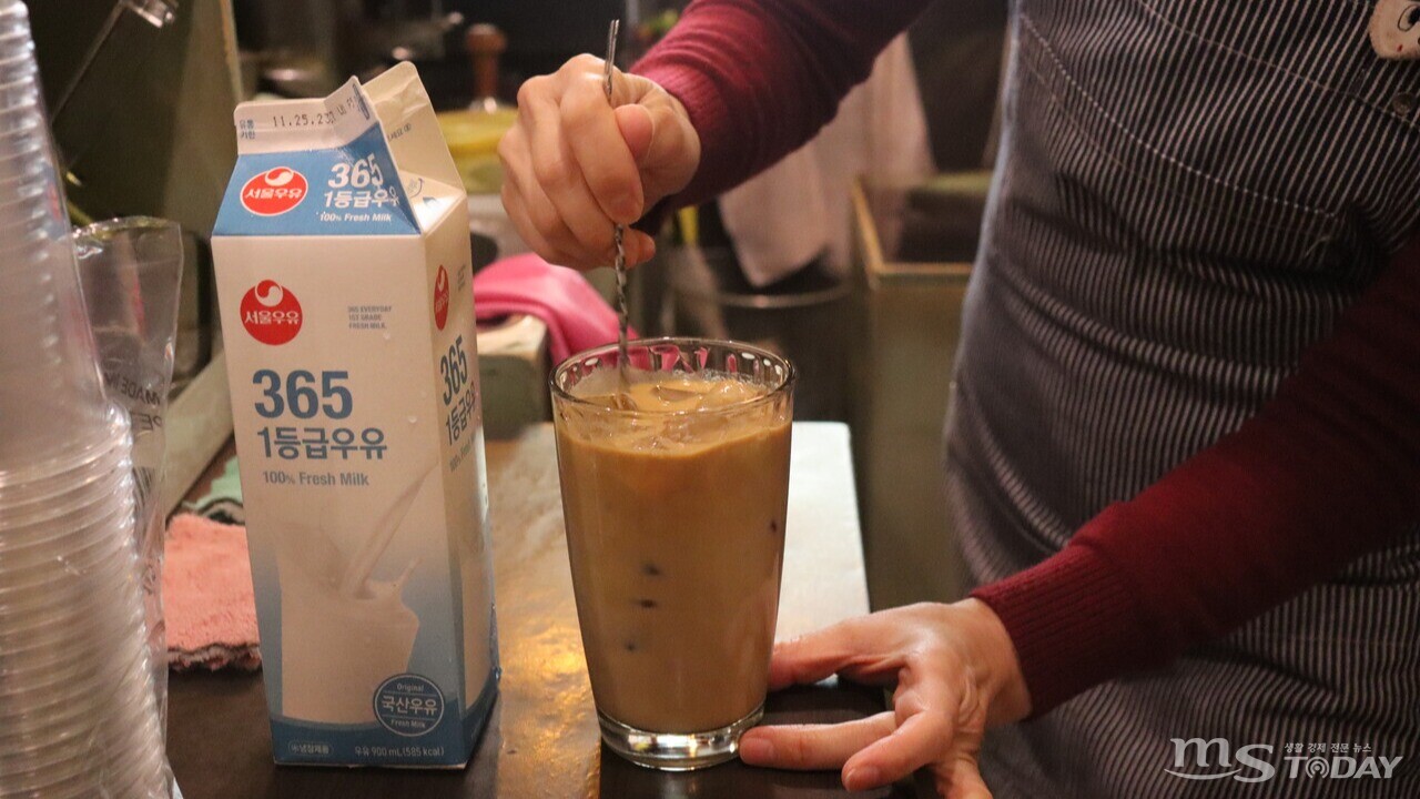 우유 가격 인상으로 관련 제품들의 가격도 인상되는 '밀크플레이션'이 심화되고 있는 가운데 춘천 한 카페에서 직원이 우유를 이용해 음료를 만들고 있다. (사진=최민준 기자)