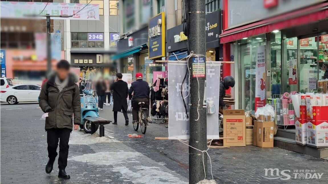 20일 춘천 명동의 한 거리. 자전거 운전자가 시민들 사이를 휙 하고 지나간다. (사진=이현지 기자)