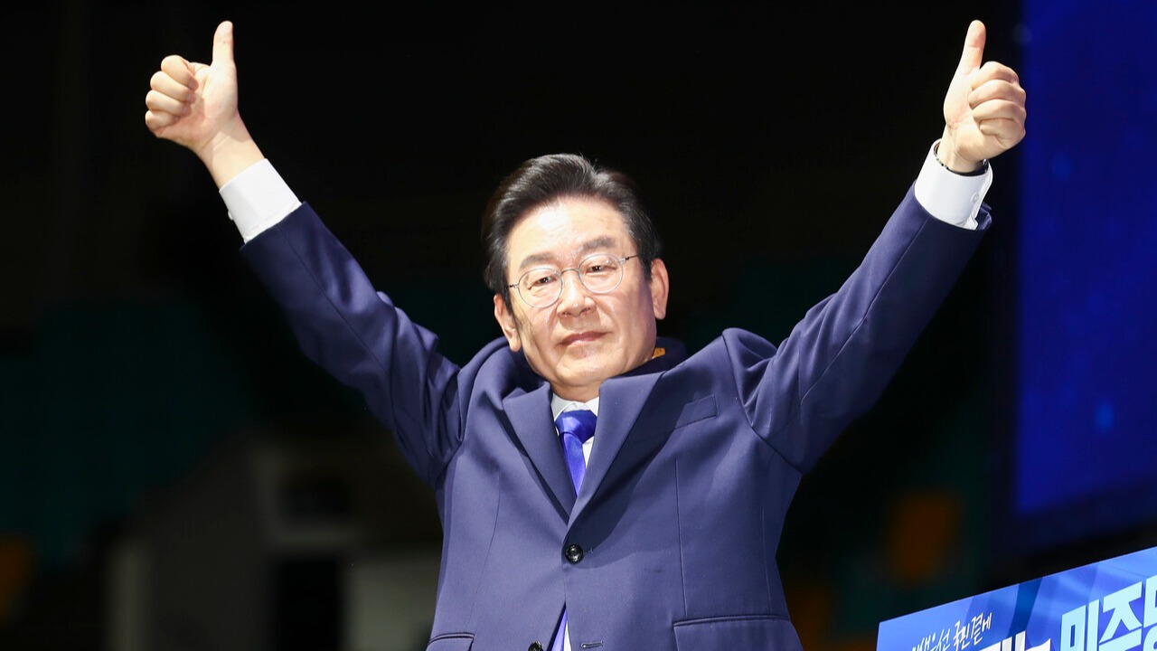 이재명 더불어민주당 대표가 지난 8월 서울 송파구 올림픽 체조경기장에서 열린 제5차 정기전국대의원대회에서 당 대표로 선출된 뒤 두 팔을 들어 인사하고 있다. (사진=연합뉴스)